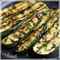 Grilled Courgettes with Herb Marinade Découvrez cette recette !