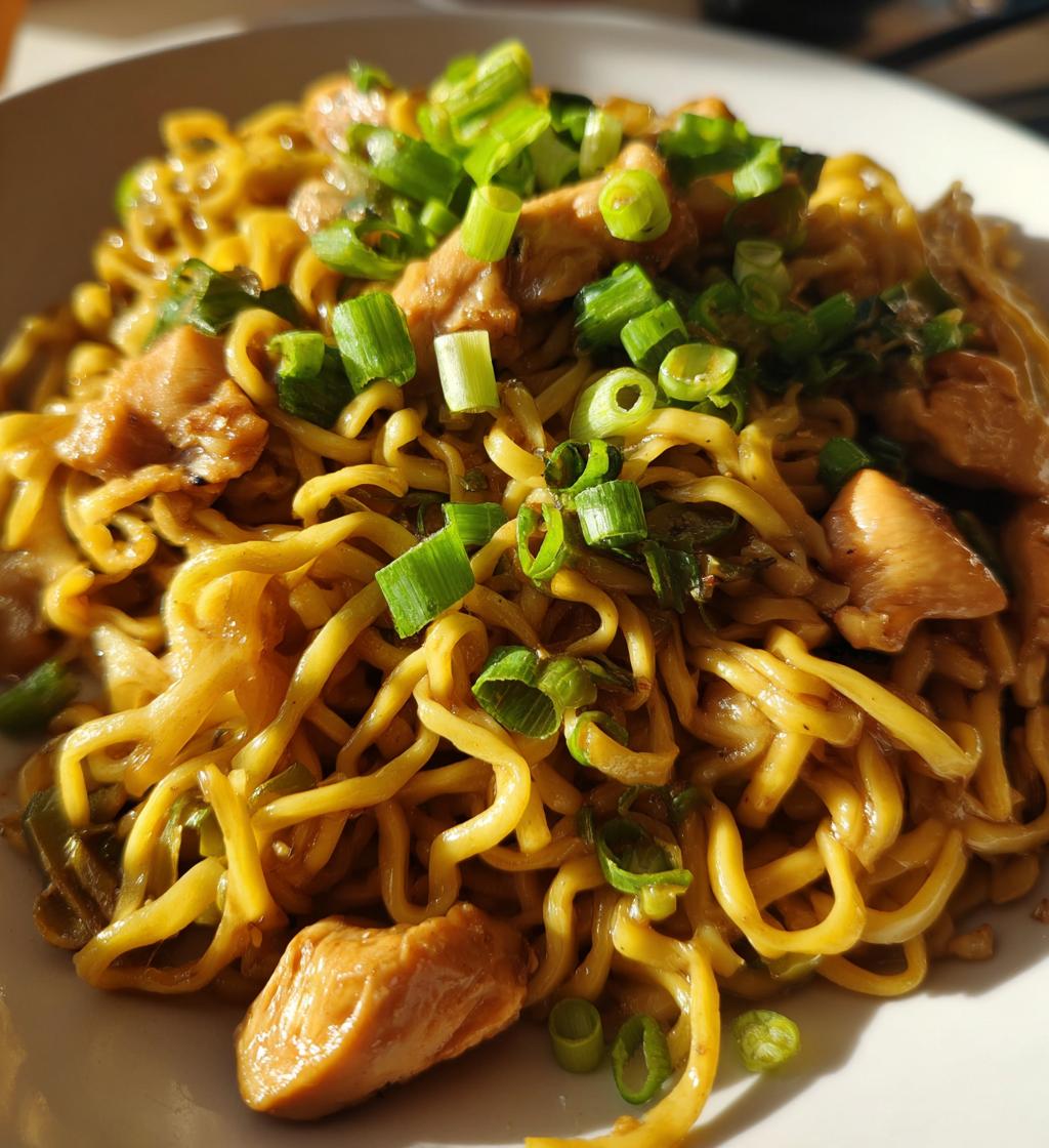 sticky garlic chicken noodles - detail 1