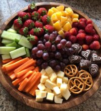 kids charcuterie board valentines